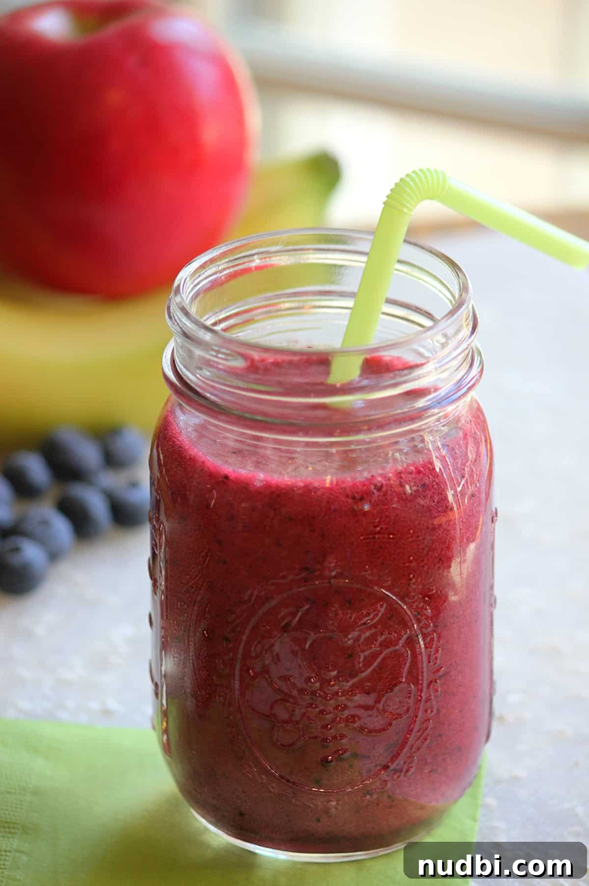Refreshing apple smoothie for a healthy start