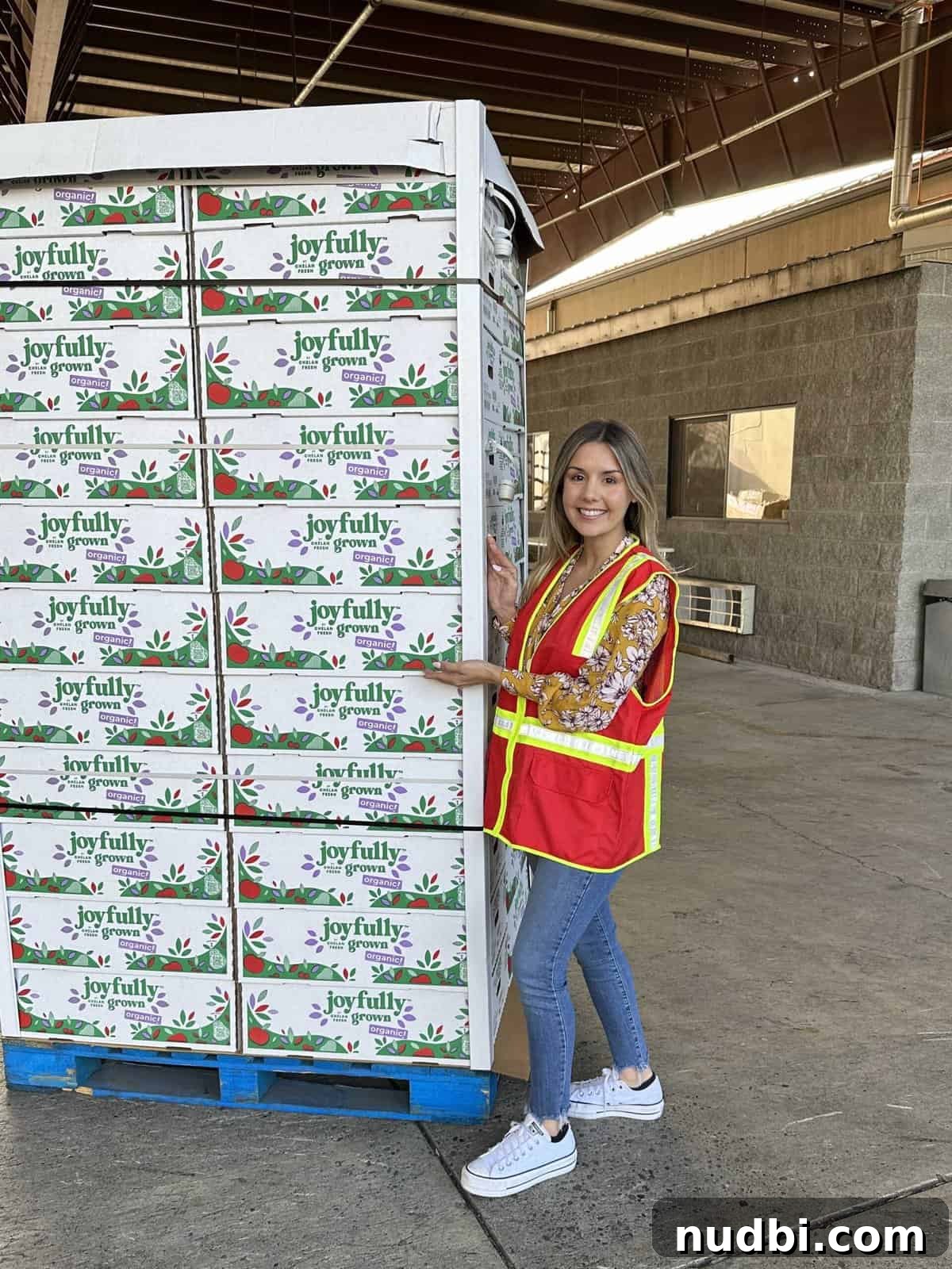 Exploring Washington Apple Orchards with Chelan Fresh All You Need To Know About Apples + An Insider Look at the Orchards | Discover the journey of fresh apples from Chelan Fresh orchards to your table, with essential storage tips and fascinating facts about Washington's top fruit.