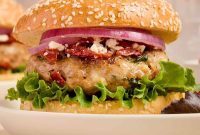 Spinach and Feta Turkey Burgers with Garlic Yogurt Sauce