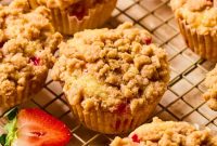 Strawberry Crumble Muffins: Moist Muffins with Crunchy Topping