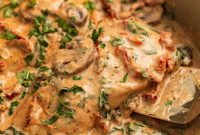 Creamy Baked Tuscan Chicken with Sun-Dried Tomatoes and Spinach