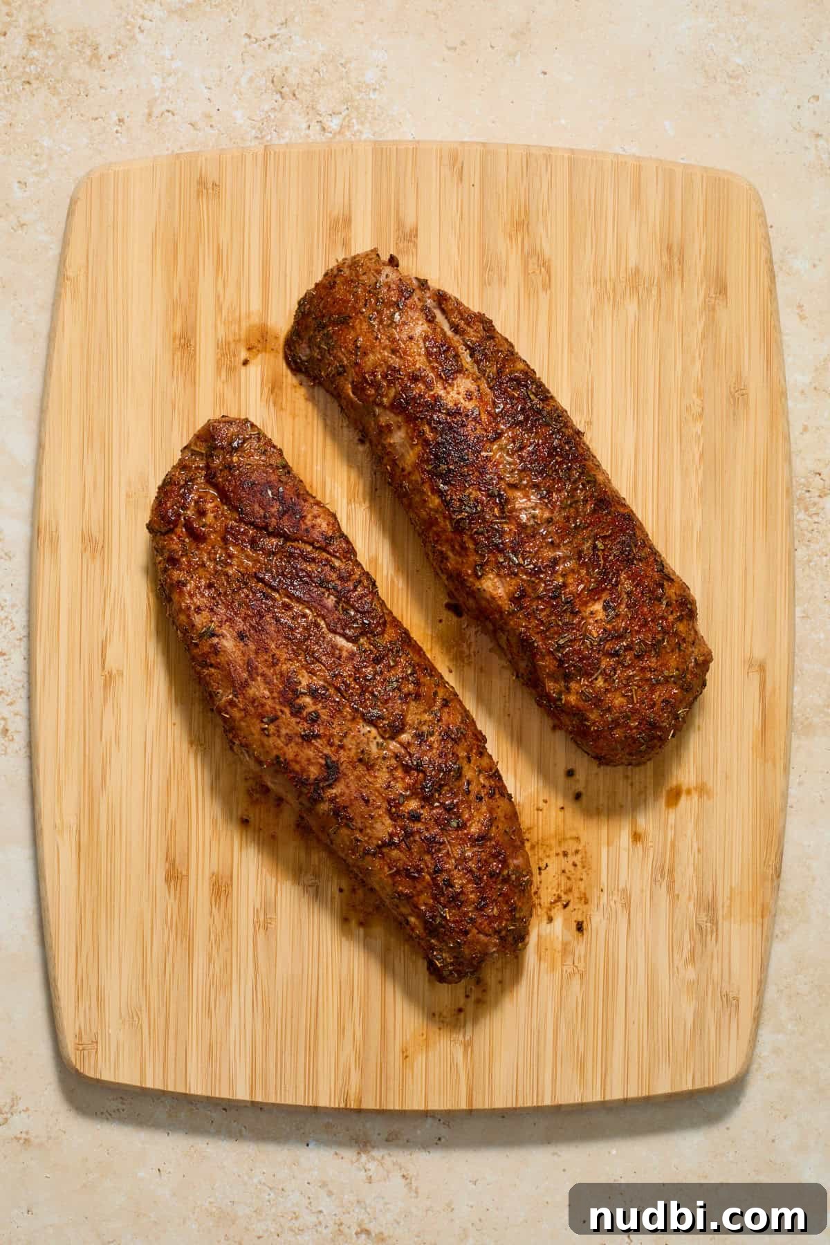 Juicy Pork Tenderloin with Creamy Mustard Sauce receta 7 Resting seared pork tenderloin on cutting board.