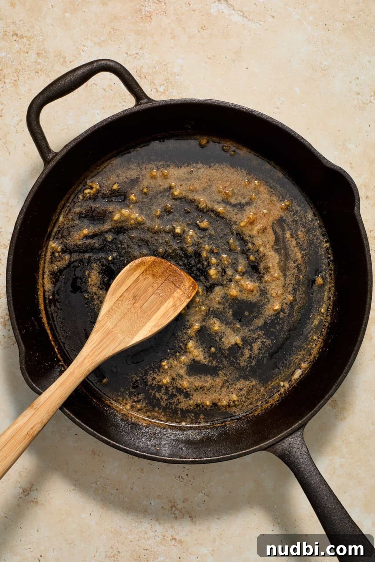 Juicy Pork Tenderloin with Creamy Mustard Sauce receta 8 Butter and garlic sautéed in cast iron skillet.